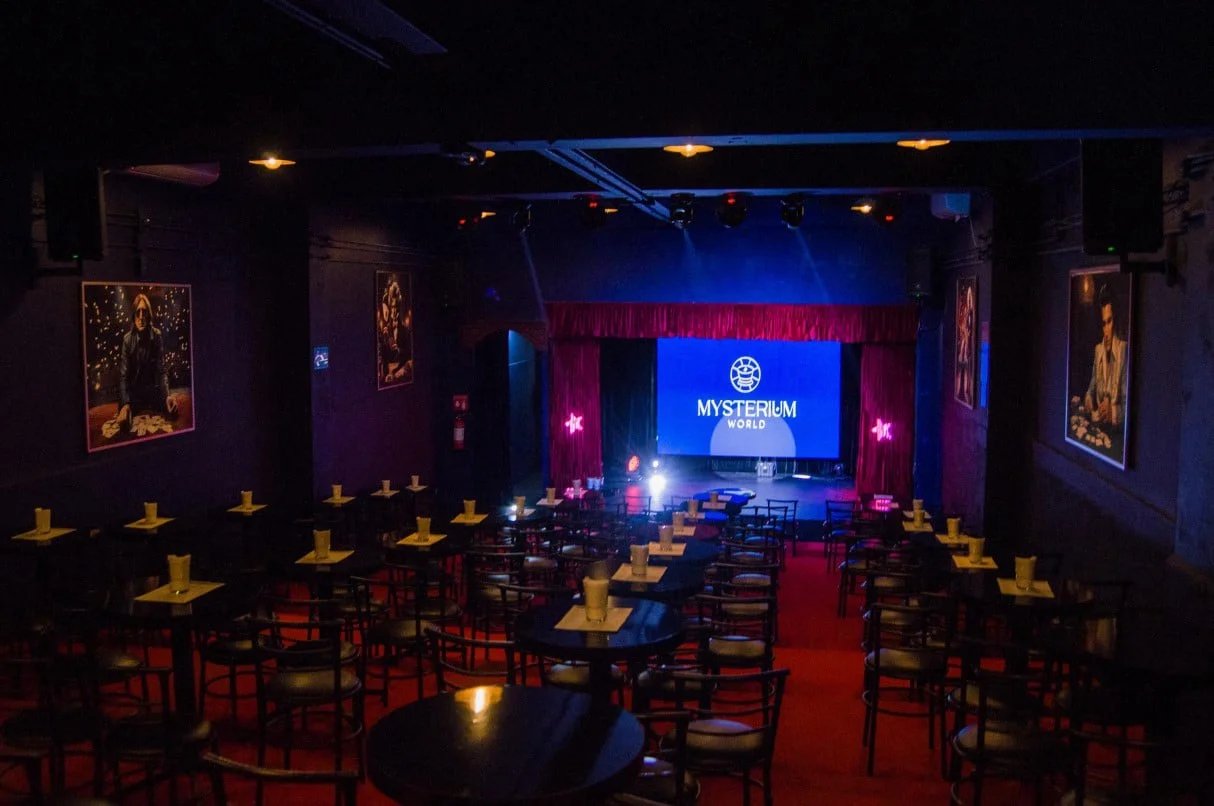 Sala de Mysterium World preparada para show